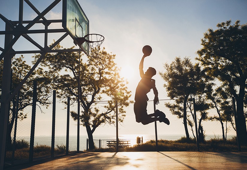 Her Smaç Önce Düşüşle Başlar – Basketbolun Sessiz Öğretileri Her Smaç Önce Düşüşle Başlar – Basketbolun Sessiz Öğretileri