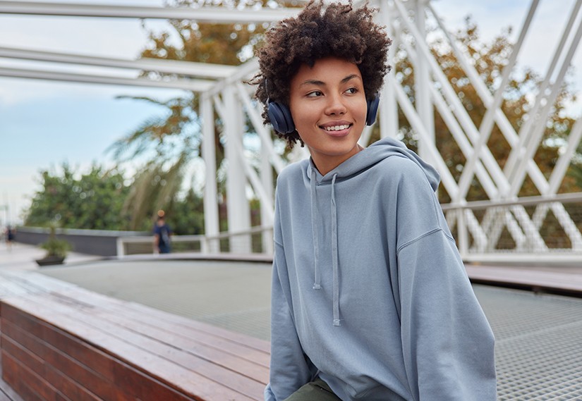 Oversize Hoodie + Sneaker: Sonbahar’da Sokak Modası İkilisi