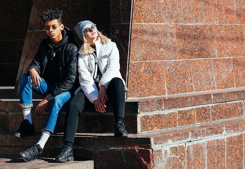 Stil Sahiplerinin Kış Kurtarıcısı: Şapka, Mont ve Sneaker Kombinleri