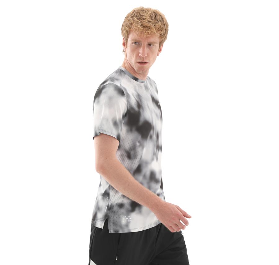 Nike Running Division Breathe Erkek T-Shirt Beyaz Nike Running Division Breathe Erkek T-Shirt Beyaz