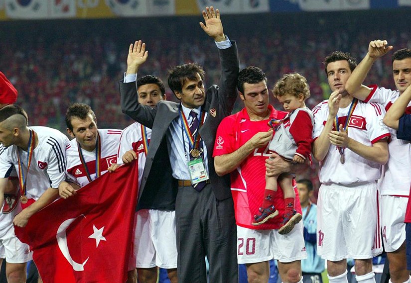 Sokaklara Sığmayan Bir Aşk Hikayesi: 2002 Dünya Kupası ve Türkiye’nin Ruhu Sokaklara Sığmayan Bir Aşk Hikayesi: 2002 Dünya Kupası ve Türkiye’nin Ruhu