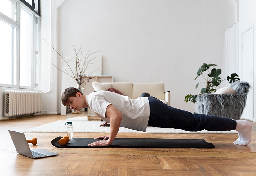 Evde Spor Köşesi Oluşturmak: Mat, Dambıl ve Direnç Bandı ile Küçük Alanda Büyük Değişimler Evde Spor Köşesi Oluşturmak: Mat, Dambıl ve Direnç Bandı ile Küçük Alanda Büyük Değişimler