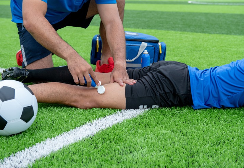 Futbol yaralanmalarında risk faktörleri nelerdir? Nasıl azaltabiliriz? Futbol yaralanmalarında risk faktörleri nelerdir? Nasıl azaltabiliriz?