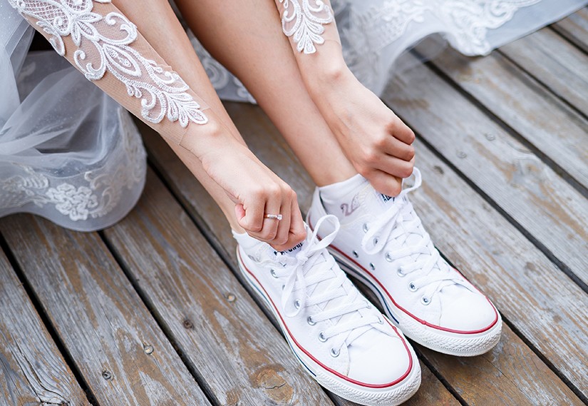 Rahat ve Şık Bir "Evet": Gelinlik Altına Giyilebilecek 3 Sneaker Modeli Rahat ve Şık Bir "Evet": Gelinlik Altına Giyilebilecek 3 Sneaker Modeli