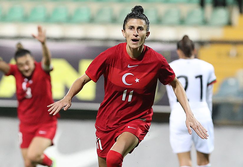 Kadın Futbolunda Bir Efsane: Yağmur Uraz Kadın Futbolunda Bir Efsane: Yağmur Uraz