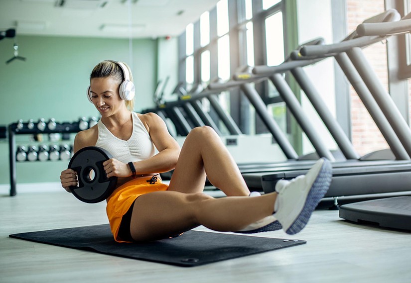 Bavulunuzda Spor Salonu: Otel Odasında Yapabileceğiniz 20 Dakikalık Ekipmansız Egzersizler Bavulunuzda Spor Salonu: Otel Odasında Yapabileceğiniz 20 Dakikalık Ekipmansız Egzersizler