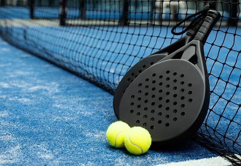 Kortların Yeni Gözdesi: Padel Tenis Çılgınlığı Hakkında Bilmeniz Gereken Her Şey Kortların Yeni Gözdesi: Padel Tenis Çılgınlığı Hakkında Bilmeniz Gereken Her Şey