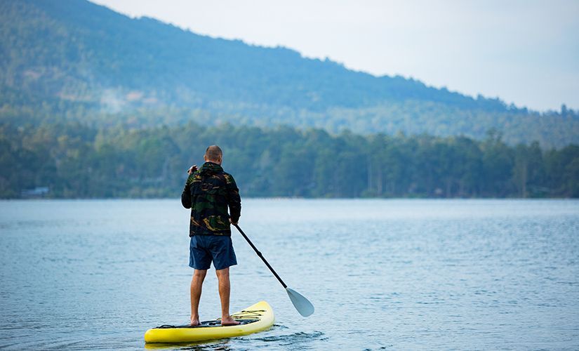 sup-stand-up-paddleboarding-sehirde-suyun-uzerinde-kalori-yakma-rehberi-2.jpg