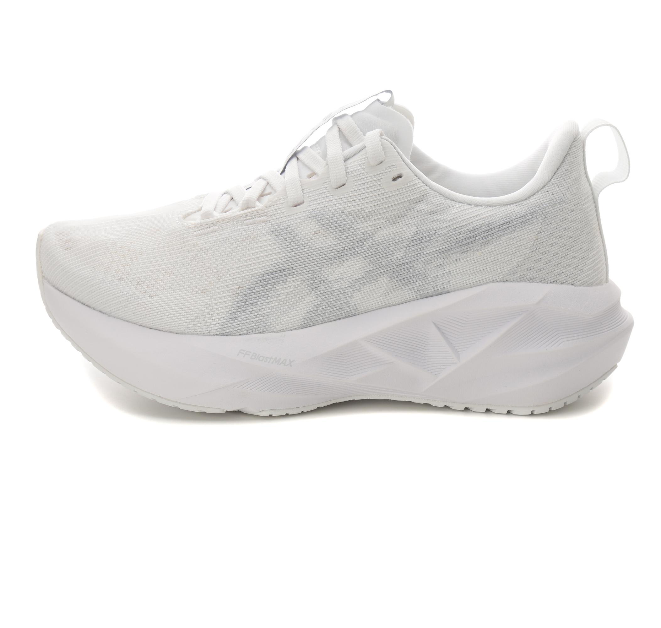 Женские кроссовки Asics Novablast 5