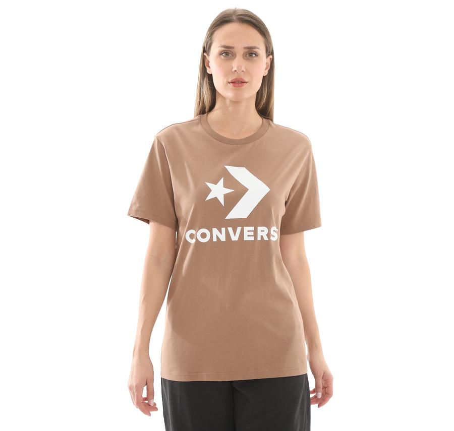 Converse Go-To Star Chevron Logo Standard-Fıt T-Shırt T-Shirt Kahve Converse Go-To Star Chevron Logo Standard-Fıt T-Shırt T-Shirt Kahve