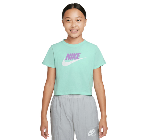 Nike G Nsw Tee Crop Futura Çocuk T-Shirt Turkuaz Nike G Nsw Tee Crop Futura Çocuk T-Shirt Turkuaz