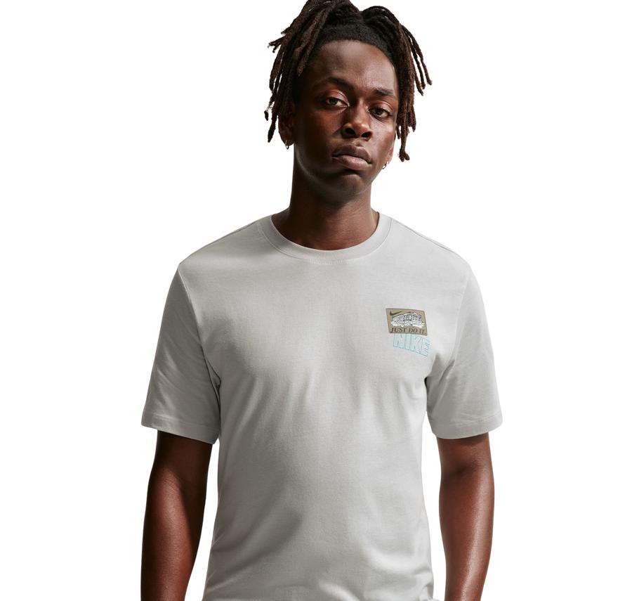 Nike M Nk Tee Std Traın Stıckers Erkek T-Shirt Nike M Nk Tee Std Traın Stıckers Erkek T-Shirt