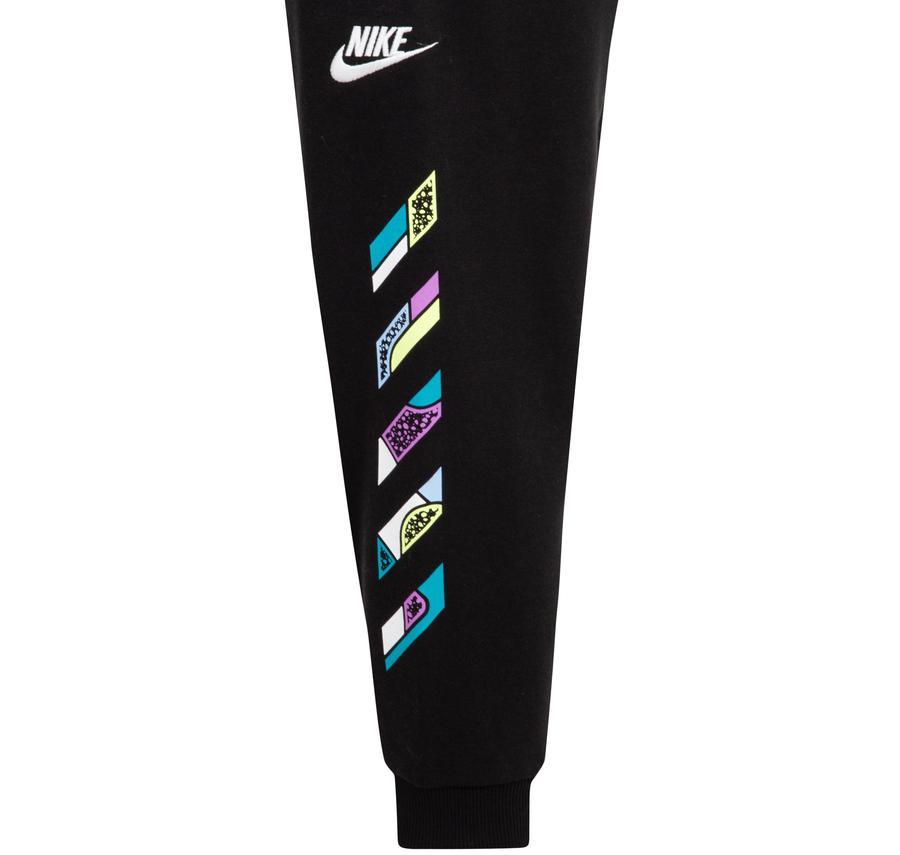 Nike Nkb B Nsw Outsıde T Lınes Ft Pant Çocuk Eşofman Altı Siyah Nike Nkb B Nsw Outsıde T Lınes Ft Pant Çocuk Eşofman Altı Siyah
