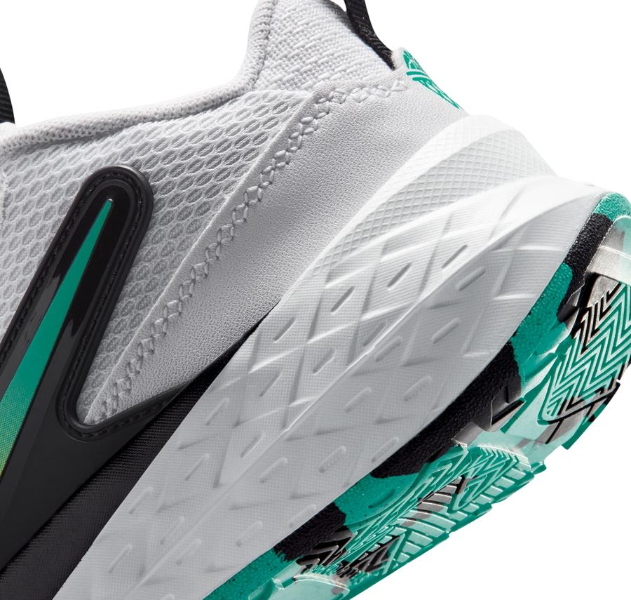 Nike Team Hustle D 12 Çocuk Spor Ayakkabı Beyaz Nike Team Hustle D 12 Çocuk Spor Ayakkabı Beyaz